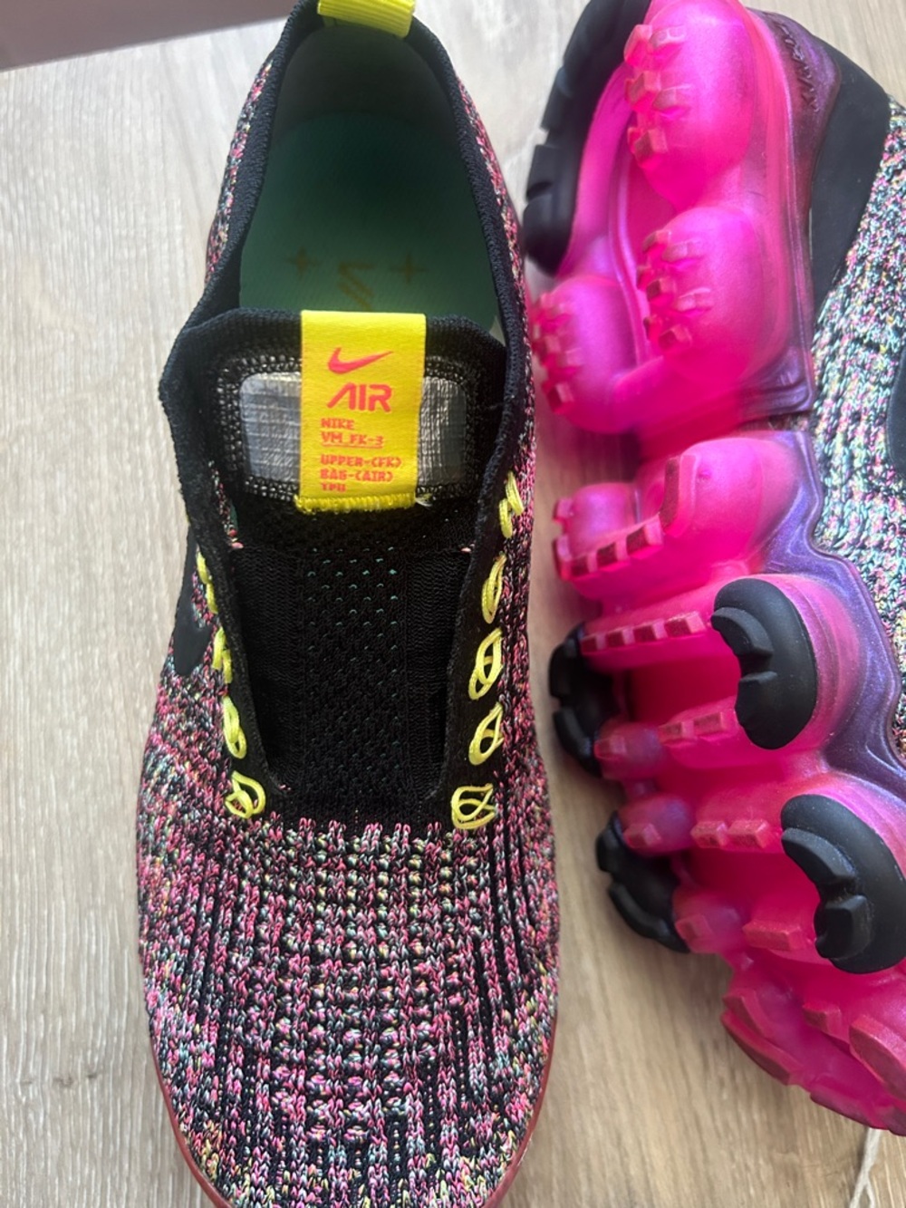Women’s Multi-Color Nike Vapormax Knit Lace-Up Sneakers (missing 1 shoelace) - Picture 3 of 5